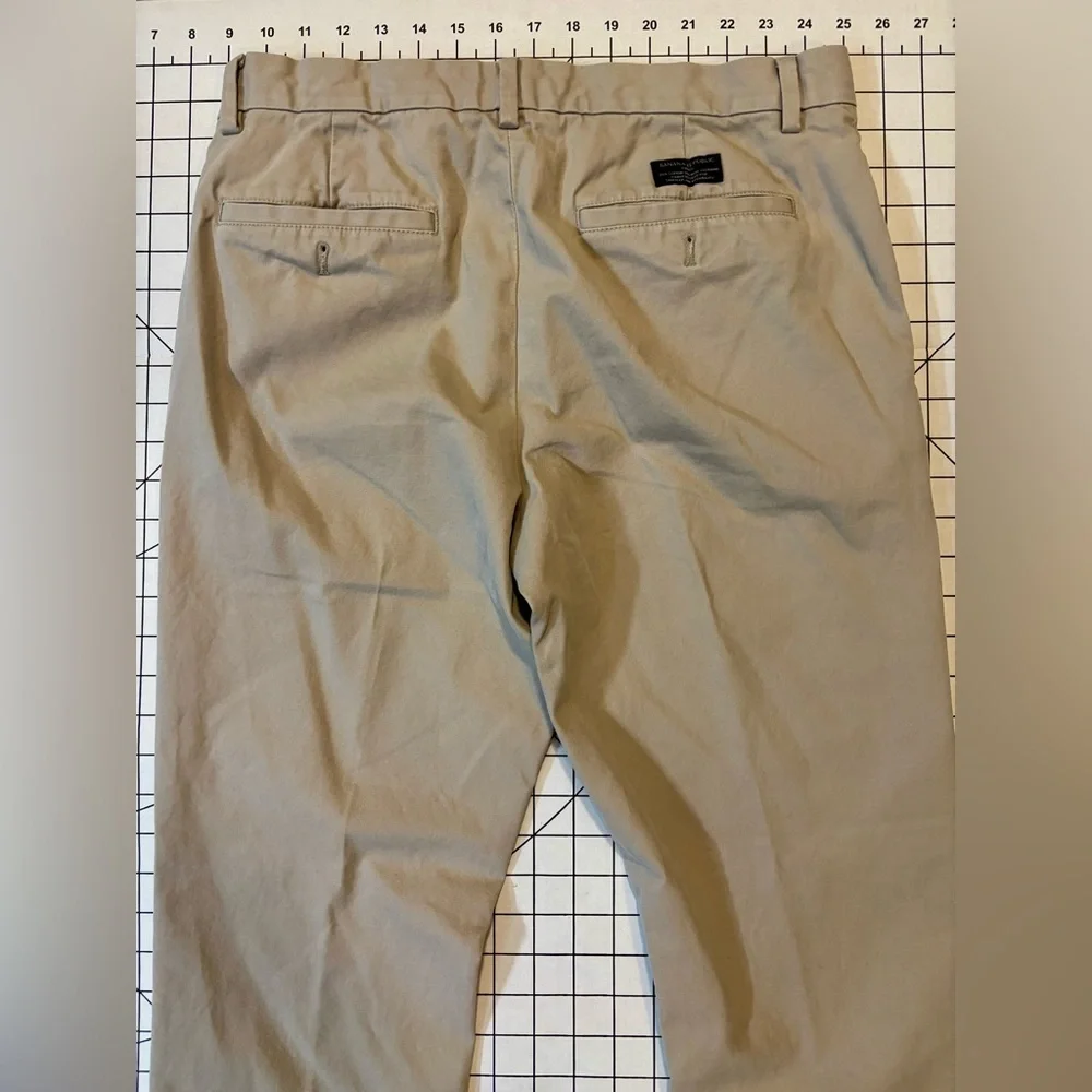 Banana Republic Men’s Size 32/30‎ Tan Aiden Chino Pants